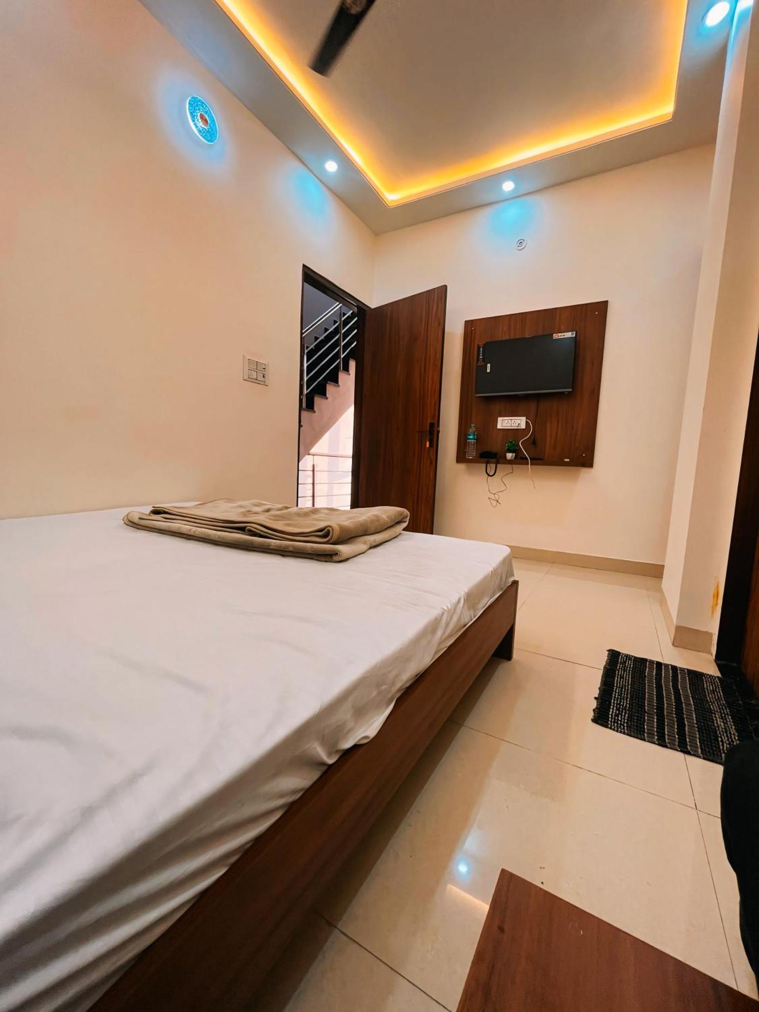 Hotel Pooja Jaipur Exteriör bild